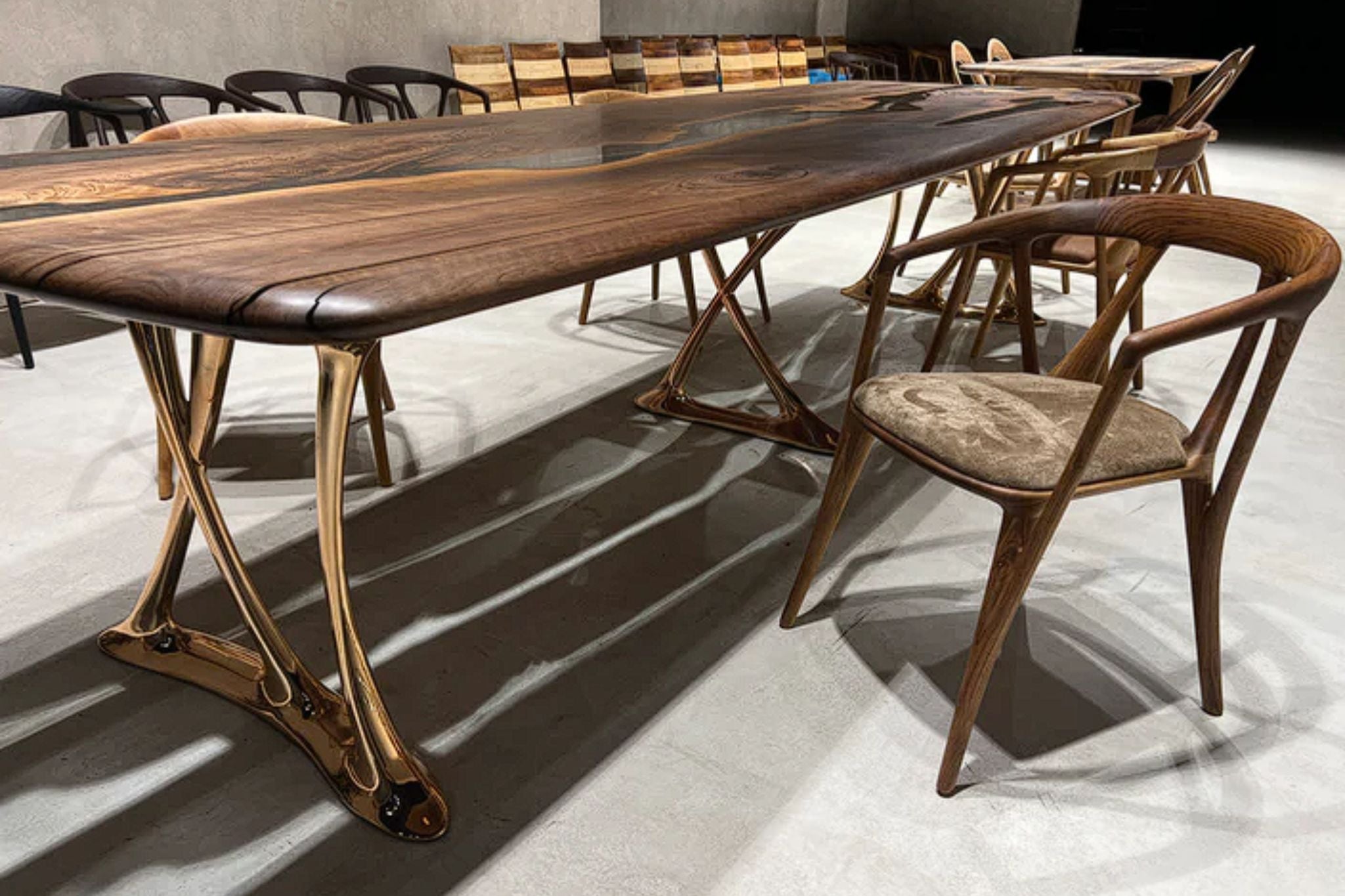 MEDMA DINING TABLE